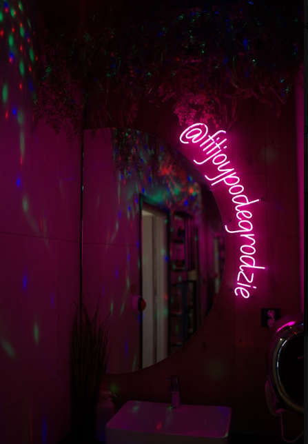 Neon @fitjoypodegrodzie w łazience